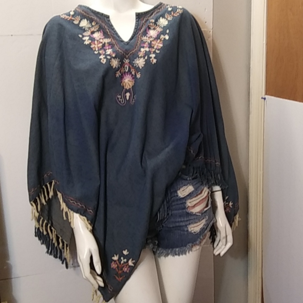 SOHO COMPAGNIE DENIM PUNCHO W/ FRINGE